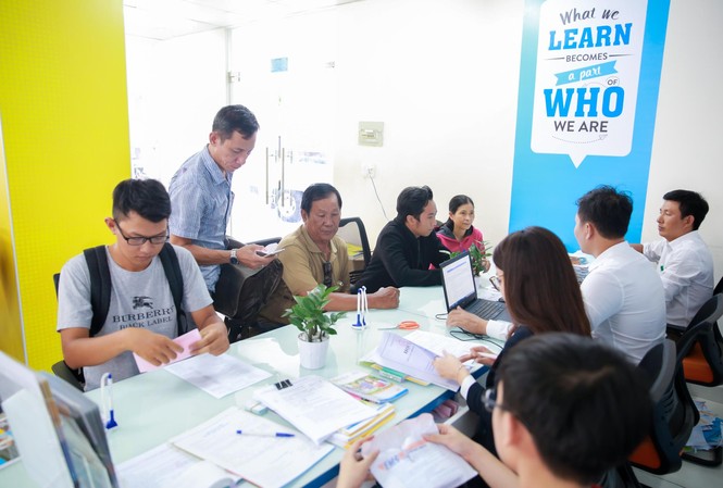 Xét tuyển Đại học 2019: Xu thế lựa chọn của thí sinh như thế nào? Thí sinh và phụ huynh nộp hồ sơ xét tuyển vào HUTECH trong đợt tuyển sinh năm 2019