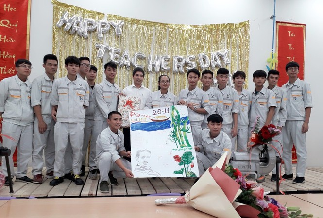 Khi những 'bông hồng' theo học ngành kỹ thuật Đỗ Thị Thu cũng các bạn trong lớp IM3 – Cơ khí Công nghiệp trong ngày nhà giáo Việt Nam (20/11)