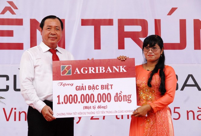 Agribank trao sổ Tiết kiệm 01 tỷ đồng cho khách hàng trúng giải Đặc biệt thứ 2 Agribank trao sổ Tiết kiệm 01 tỷ đồng cho khách hàng trúng giải Đặc biệt thứ 2