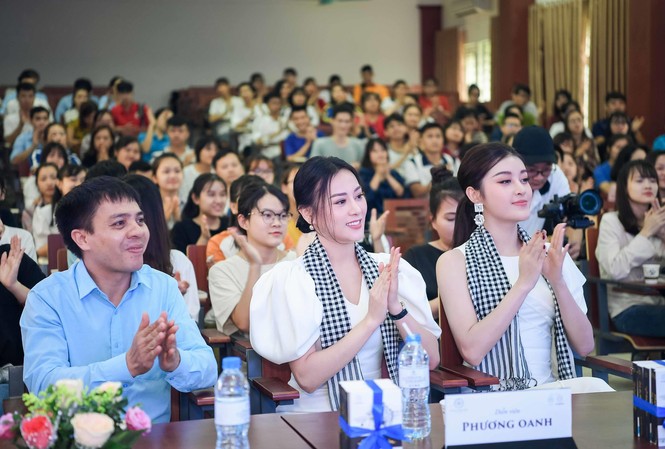 Á hậu Huyền My: Sách quý là người thầy vĩ đại đối với mọi người Á hậu Huyền My: Sách quý là người thầy vĩ đại đối với mọi người