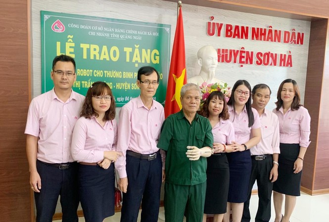 Trao tặng cánh tay robot cho Thương binh Phan Văn Hào Công đoàn cơ sở NHCSXH tỉnh Quảng Ngãi trao tặng cánh tay robot cho CCB, Thương binh ¼ Võ Văn Hào