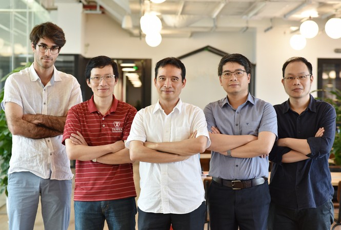 Nhân tài hội tụ VinAI Research và khát vọng giải bài toán của người Việt Đội ngũ các chuyên gia của VinAI Research có 3 người đến từ thung lũng Silicon, 3 người từng được giải Toán quốc tế