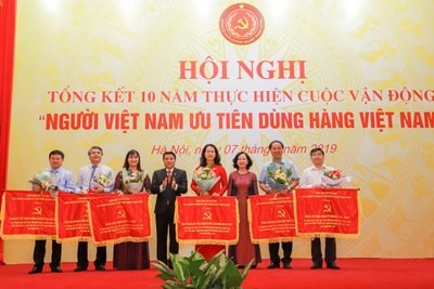Agribank đươc tặng thưởng nhiều danh hiệu thi đua về thành tích xuất sắc Đồng chí Trương Thị Mai, Ủy viên Bộ Chính trị, Bí thư Trung ương Đảng, Trưởng ban Dân vận Trung ương trao Cờ thi đua cho các cá nhân, đại diện tập thể có thành tich xuất sắc trong thực hiện Cuộc vận động