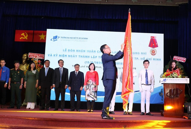 Trường ĐH Mở TPHCM nhận Huân chương Lao động hạng Nhì nhân kỷ niệm thành lập Thứ trưởng Bộ GD&ĐT Nguyễn Văn Phúc đại diện Nhà nước trao Huân chương Lao động hạng Nhì cho trường ĐH Mở TPHCM