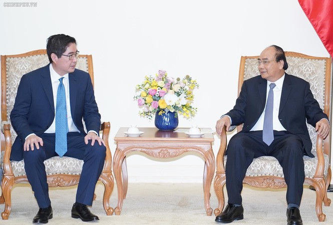 Thủ tướng tiếp nhà đầu tư Philippines lớn tại Việt Nam Thủ tướng Nguyễn Xuân Phúc và Tổng Giám đốc Tập đoàn JG Summit Holdings Lance Y. Gokongwei - Ảnh: VGP/Quang Hiếu