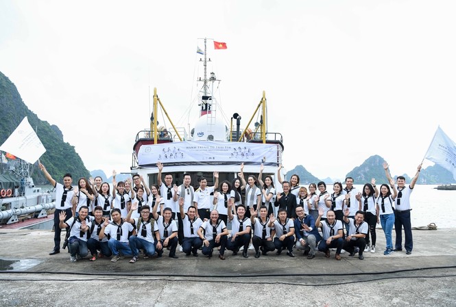 Hành trình vượt ngàn trùng sóng đem tri thức đến xã đảo xa xôi Ngọc Vừng Hành trình vượt ngàn trùng sóng đem tri thức đến xã đảo xa xôi Ngọc Vừng