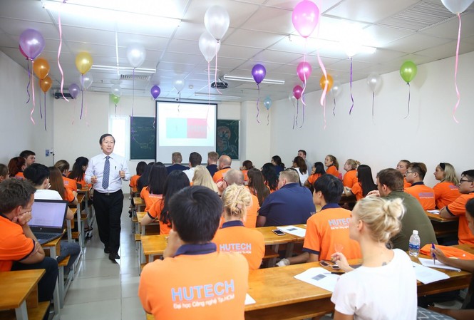 Đại học đào tạo bằng tiếng Anh - lựa chọn lý tưởng trong thời đại hội nhập Sinh viên chương trình Đại học đào tạo bằng tiếng Anh sử dụng tiếng Anh là ngôn ngữ giảng dạy và giao tiếp chính