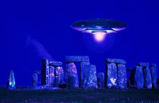 Bãi đá cổ Stonehenge được xây dựng bởi người ngoài hành tinh? Người ngoài hành tinh được cho là tác giả của công trình bãi đá cổ Stonehenge.