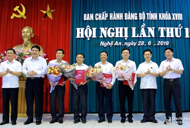 Ban Bí thư Trung ương Đảng chỉ định nhân sự 2 tỉnh Lãnh đạo Tỉnh ủy Nghệ An trao quyết định và chúc mừng các đồng chí được chỉ định tham gia Ban Chấp hành Đảng bộ tỉnh Nghệ An nhiệm kỳ 2015 - 2020.