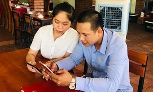 Agribank Quảng Ngãi triển khai thí điểm thành công nộp thuế không dùng tiền mặt Cán bộ Agribank hướng dẫn cho người nộp thuế sử dụng dịch vụ Internet Banking để nộp thuế