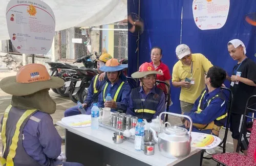 Hà Nội lập điểm tránh nóng miễn phí cho người dân Một điểm tránh nóng miễn phí ở phố Trần Cung, Hà Nội. Ảnh: Tất Định.