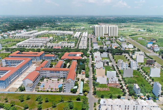 Bất động sản khu Nam TP.HCM thu hút nhà đầu tư nhờ lợi thế hạ tầng đồng bộ Từ khu dân cư Phong Phú 4, Bình Chánh chỉ mất khoảng 15 phút đến khu đô thị Phú Mỹ Hưng, 20 phút về Trung tâm Quận 1, đồng thời cũng rất thuận tiện để di chuyển qua Chợ Lớn (Quận 5), Quận 6, Quận 8.