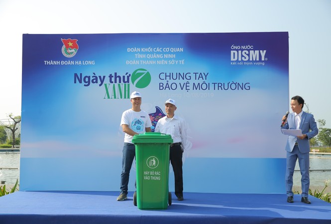 Ống nước Dismy- bảo vệ môi trường để phát triển bền vững Tại chương trình, Ông Phan Tiến Phương - TGĐ Công ty CP Cúc Phương trao tặng thùng đựng rác cho BQL các dịch vụ Công ích, BQL chợ Hạ Long 1 và BQL chợ Cột 3.