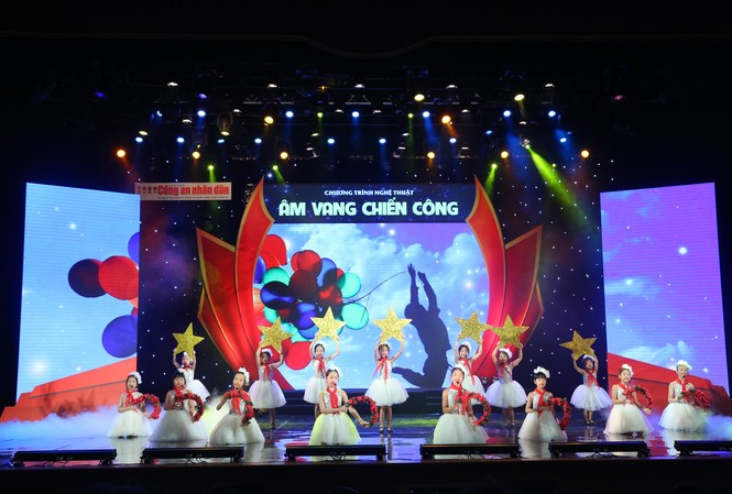 Chương trình nghệ thuật 'Âm vang chiến công 2019' Chương trình nghệ thuật 'Âm vang chiến công 2019'