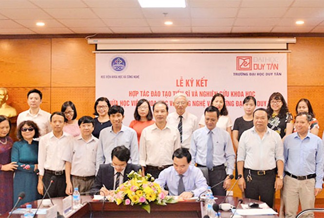 ĐH Duy Tân ký kết hợp tác với Học viện Khoa học & Công nghệ đào tạo Tiến sĩ TS. Lê Nguyên Bảo - Hiệu trưởng ĐH Duy Tân cùng PGS. TS. Vũ Đình Lãm - Giám đốc Học viện Khoa học và Công nghệ ký biên bản thỏa thuận