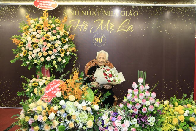 Dàn nghệ sĩ đình đám đến chúc mừng “thầy của các thầy giáo” Hồ Mộ La Nhà giáo Hồ Mộ La đón nhận tình cảm và những lời chúc từ đông đảo đồng nghiệp, học trò