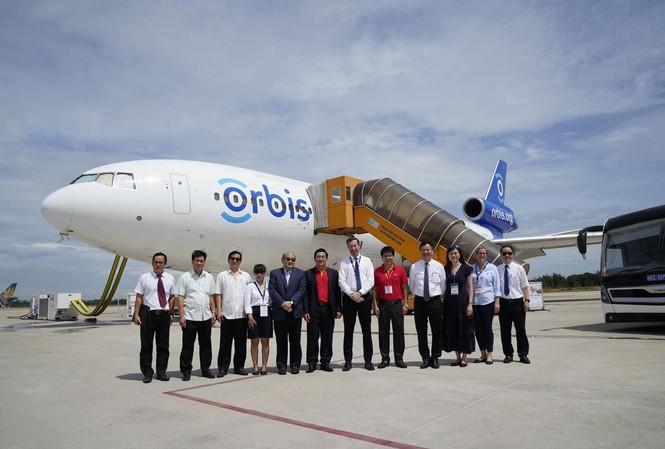 Vietjet đồng hành cùng bệnh viện bay trên không mang “Mắt sáng cho người dân” Phó Tổng giám đốc Trần Hoài Nam và Giám đốc VP Miền Bắc Dương Hoài Nam thăm quan tàu bay Orbis