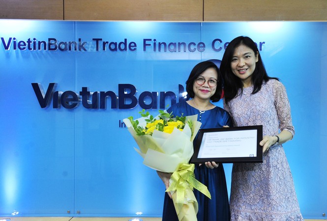 VietinBank: Ngân hàng có Chất lượng Thanh toán Quốc tế xuất sắc Đại diện Trung tâm TTTM VietinBank (bên trái) nhận giải thưởng từ Deutsche Bank