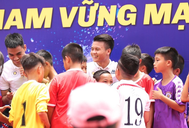 Lần đầu tiên có một chương trình xã hội quy tụ dàn sao của tuyển Việt Nam Quang Hải sẽ truyền cảm hứng đến các em học sinh.