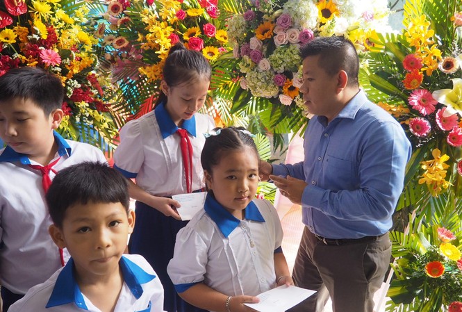 HD SAISON trao học bổng “Cùng Em Đến Trường“ Các em học sinh nhận học bổng.