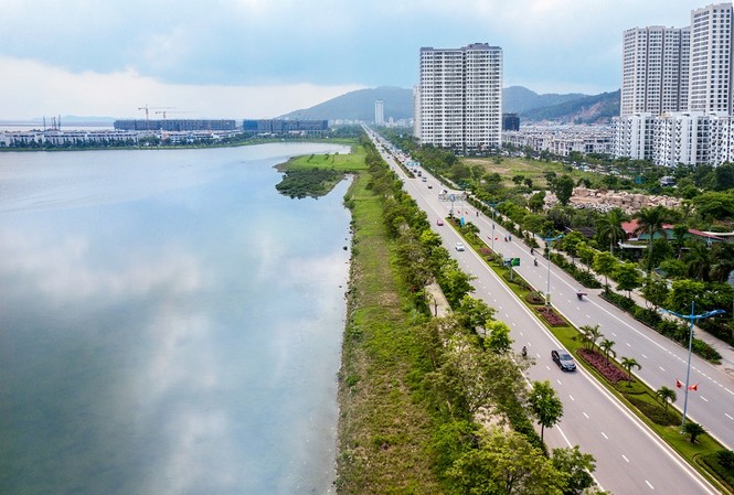 Sống ở nơi ngắm bình minh đẹp nhất thế giới Halong Marina nằm ngay sát bờ vịnh di sản thiên nhiên tuyệt tác.