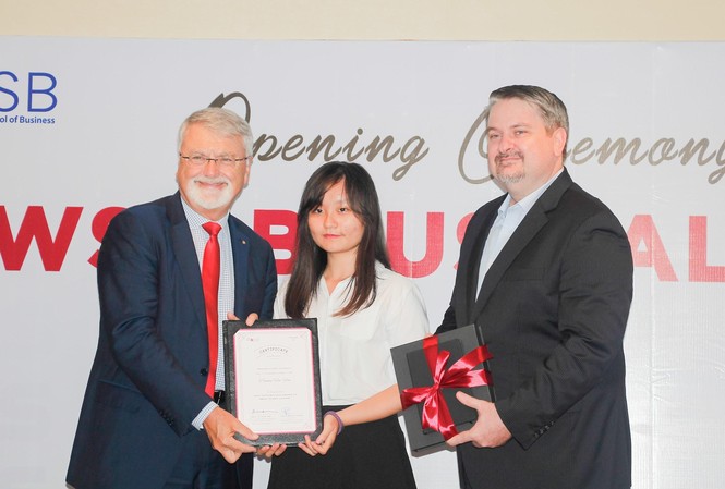 ĐH Western Sydney trao 12 suất học bổng toàn phần cho bạn trẻ ASEAN Giáo sư Peter Shergold AC (trái), Chủ tịch Hội đồng ĐH Western Sydney tại lễ trao học bổng - Ảnh MAI KHÔI