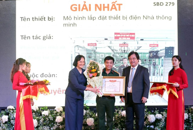 Nhiều thiết bị đào tạo tự làm có khả năng thương mại hóa Nguyên Bộ trưởng LĐ-TB&XH Nguyễn Thị Hằng và Tổng Cục trưởng Giáo dục Nghề nghiệp Nguyễn Hồng Minh trao giải Nhất hội thi năm nay