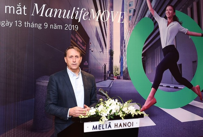 3 bước đơn giản để năng vận động và sống khỏe cùng ManulifeMOVE Ông Kim Fleming, Tổng giám đốc Manulife Việt Nam, tại sự kiện ra mắt ManulifeMOVE tại Việt Nam.