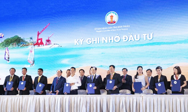 Tỉnh Bình Thuận ký ghi nhớ đầu tư với Tập đoàn Hải Phát Ông Đỗ Quý Hải (áo trắng) – Chủ tịch HĐQT Tập đoàn Hải Phát và Bà Trần Hoài Anh (thứ 2 từ phải sang) – Phó Tổng giám đốc Tập đoàn Hải Phát (đại diện liên danh) nhận Biên bản ghi nhớ đầu tư tại Hội nghị.