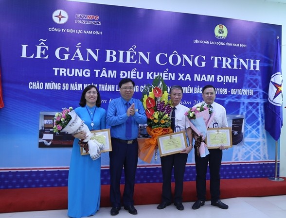 Gắn biển công trình Trung tâm Điều khiển xa Công ty Điện lực Nam Định Ông Vũ Văn Nghĩa – Chủ tịch Liên đoàn Lao động tỉnh Nam Định trao Quyết định công nhận công trình Trung tâm điều khiển xa Nam Định là công trình chào mừng 50 năm ngày thành lập Tổng công ty Điện lực miền Bắc