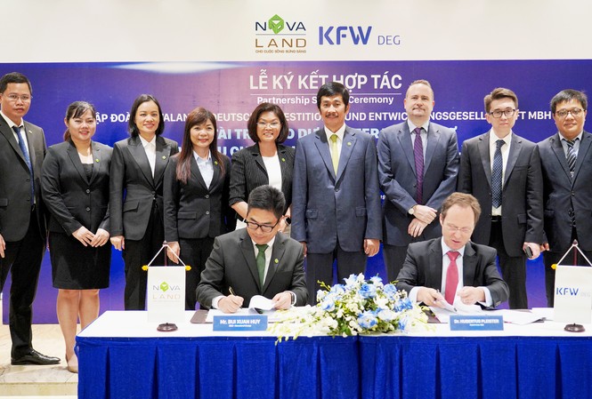 DEG tài trợ phát triển dự án NovaWorld Mekong Ông Bùi Xuân Huy – Tổng Giám đốc Novaland ký kết với đại diện DEG tại sự kiện. (Ảnh:Novaland)