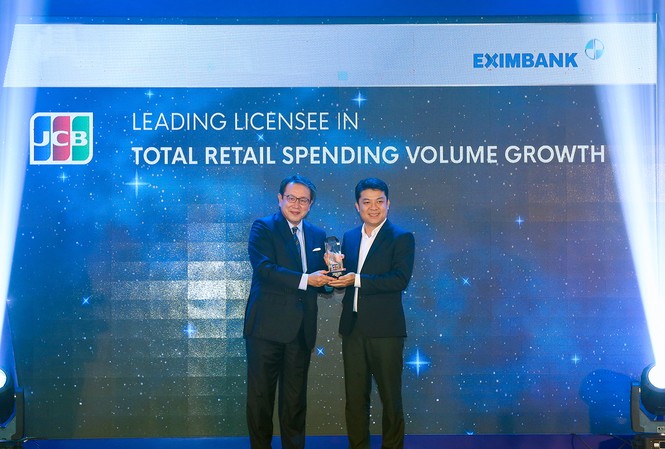 Eximbank vinh dự nhận 3 giải thưởng từ tổ chứ thẻ quốc tế JCB Ông Kimihisa Imada – Giám đốc Điều hành Tổ chức thẻ quốc tế JCB International (bên trái) trao tặng giải thưởng “Ngân hàng dẫn đầu về doanh số chi tiêu thẻ” cho đại diện Eximbank – Ông Nguyễn Hoàng, Giám đốc Trung Tâm Thẻ Eximbank.