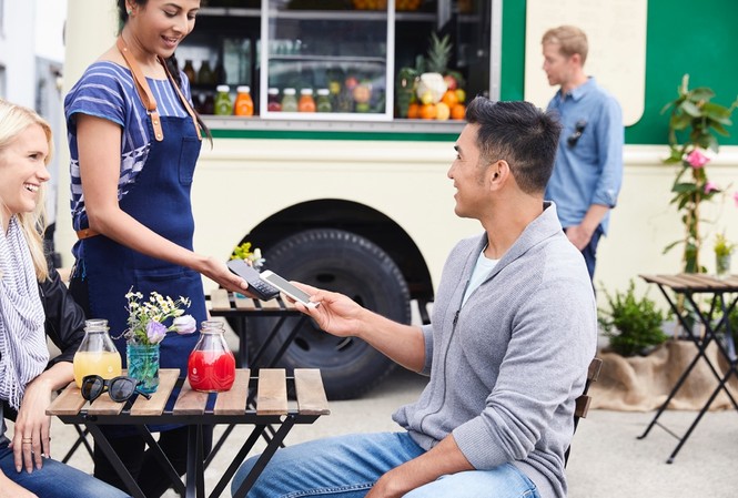 Xu hướng thanh toán không tiếp xúc ngày càng phát triển Công nghệ thanh toán không tiếp xúc đang không ngừng chuyển dịch cách thức thanh toán tại điểm ăn uống, mua sắm, du lịch