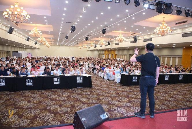 Đạo diễn Nguyễn Hoàng Vũ cùng 'chiến lược video marketing' với 2000 người Đạo diễn Nguyễn Hoàng Vũ cùng 'chiến lược video marketing' với 2000 người