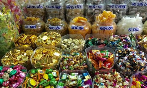 Lựa chọn thực phẩm, bánh kẹo an toàn trong dịp Tết Lựa chọn thực phẩm, bánh kẹo an toàn trong dịp Tết