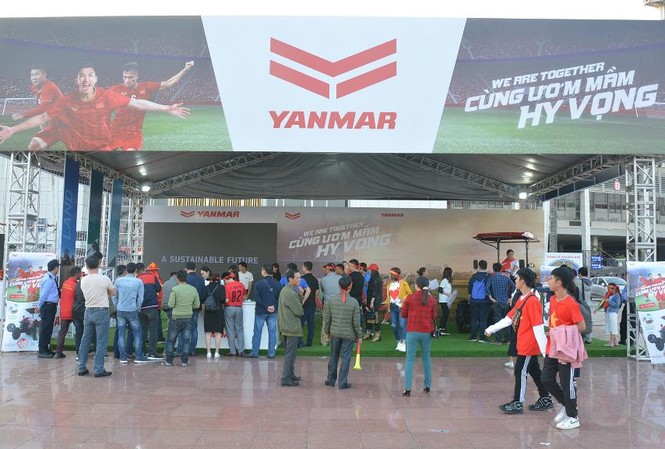 Yanmar mở gian hàng nhà tài trợ cổ vũ bóng đá trận đấu Việt Nam - Thái Lan Toàn cảnh gian hàng YANMAR với biển quảng cáo ấn tượng cả 4 mặt