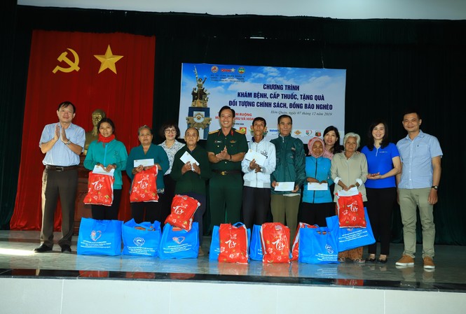 Tân Hiệp Phát tặng quà Tết, khám bệnh, cấp thuốc cho bà con ở Bình Phước Đại diên Tân Hiệp Phát trao tặng quà cho người nghèo.