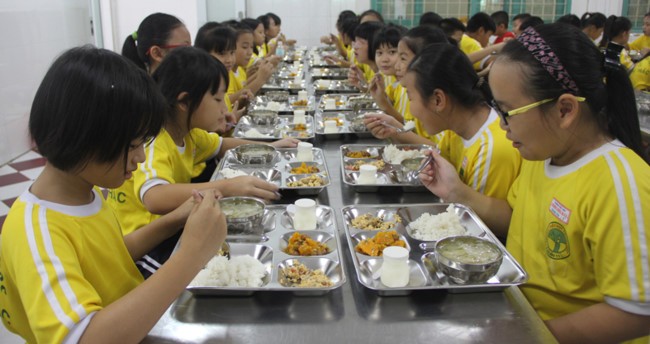 TPHCM: Công khai chất lượng bữa ăn bán trú Bữa ăn của học sinh Trường Tiểu học Trưng Trắc (quận 11, TPHCM). Ảnh: Phan Nga