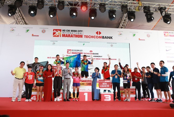 Hành trình lan tỏa ‘vượt trội hơn mỗi ngày’ cùng Marathon quốc tế Techcombank Ông Trần Vĩnh Tuyến – Phó Chủ tịch Ủy ban Nhân dân TP.Hồ Chí Minh và Bà Tô Thị Bích Châu – Chủ tịch Mặt trận Tổ Quốc TP.Hồ Chí Minh trao thưởng cho các Vận động viên chuyên nghiệp