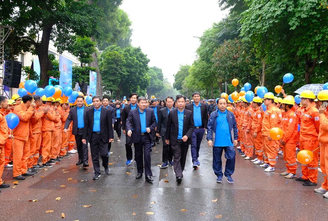 65 năm - EVNHANOI đồng hành cùng Thủ đô Ban Lãnh đạo Tổng công ty, Lãnh đạo các đơn vị trực thuộc và CBCNV EVNHANOI tham gia sự kiện