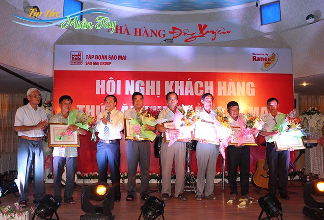 Câu chuyện 'cá & kiến' trong kinh doanh Ông Lê Thanh Thuấn - Tổng Giám đốc Sao Mai Group (thứ 3 trái qua) “cam kết” với hộ nuôi “Ai nuôi cá cho IDI mà lỗ thì chính tôi lấy tiền túi ra bù”