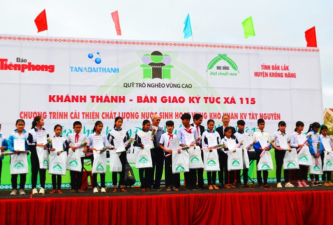 Trao yêu thương cho trò nghèo vùng sâu Tây Nguyên 84 suất học bổng đã được trao