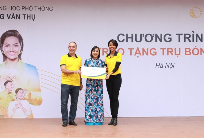 Sun Life trao tặng 110 trụ bóng rổ và 550 quả bóng rổ cho 81 trường học Ông Larry Madge - Tổng Giám đốc Sun Life Việt Nam và Hoa hậu H'Hen Niê trao biểu trưng trụ bóng rổ cho trường Trung học phổ thông Hoàng Văn Thụ, Hà Nội.