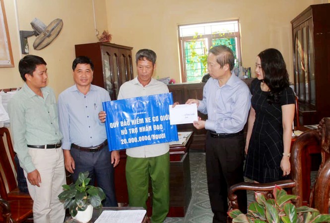 Quỹ Bảo hiểm xe cơ giới công bố số điện thoại hỗ trợ nhân đạo cho nạn nhân Ông Bùi Gia Anh, Tổng Thư ký Hiệp hội Bảo hiểm Việt Nam (thứ hai từ phải sang) trao hỗ trợ nhân đạo cho người dân ở tỉnh Hải Dương