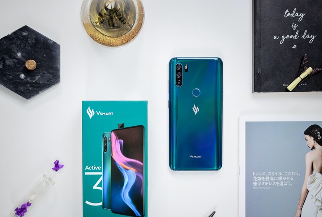 VinSmart ra mắt 'bộ sưu tập đá quý' Vsmart Active 3 Thiết kế của Vsmart Active 3 gây ấn tượng mạnh với mặt lưng lấy cảm hứng từ “bộ sưu tập đá quý” và mặt trước là màn hình tràn viền kích thước lên tới 6,39 inch