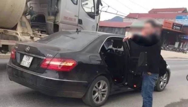 Trung úy công an điều khiển ô tô Mercedes tông cụ ông đi xe đạp tử vong Trung úy công an điều khiển ô tô Mercedes tông cụ ông đi xe đạp tử vong
