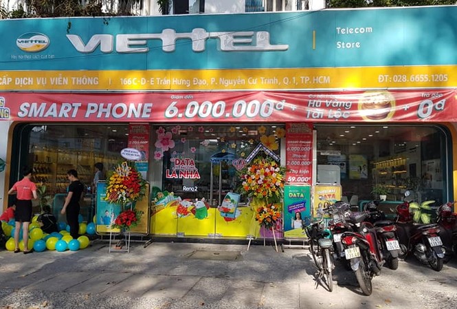 Siêu thị Viettel Store khai trương cơ sở mới, smartphone giảm đến 6 triệu đồng Khai trương siêu thị Viettel Store tại TP HCM