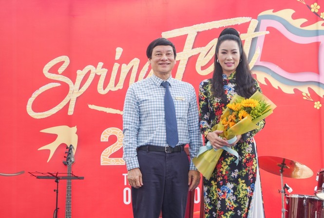 NSƯT – Á hậu Trịnh Kim Chi xuất hiện rạng ngời tại Hội xuân dành cho sinh viên NSƯT - Á hậu Trịnh Kim Chi xuất hiện rạng ngời tại UEF trong tà áo dài truyền thống