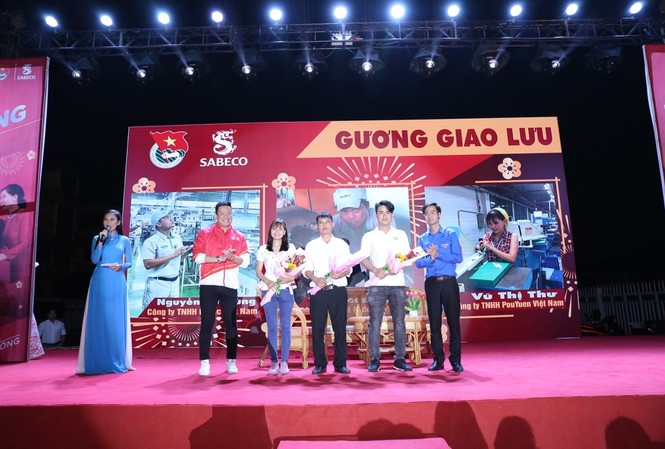 'Về Nhà Ăn Tết' 2020: Ấm lòng người lao động xa quê Niềm vui của người lao động được nhận vé “Về nhà ăn Tết”