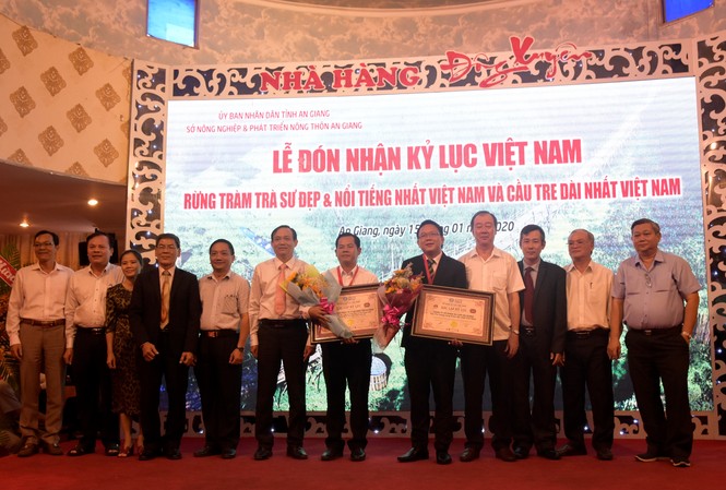 Lễ đón nhận kỷ lục rừng Tràm Trà Sư đẹp và nổi tiếng nhất Việt Nam Các lãnh đạo tham dự cùng chụp ảnh lưu niệm
